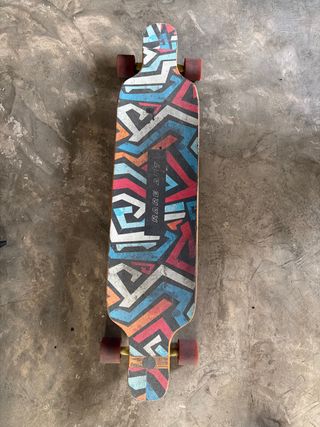 Longboard con diseño abstracto