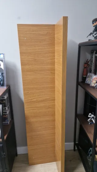 Estantería de madera color marrón