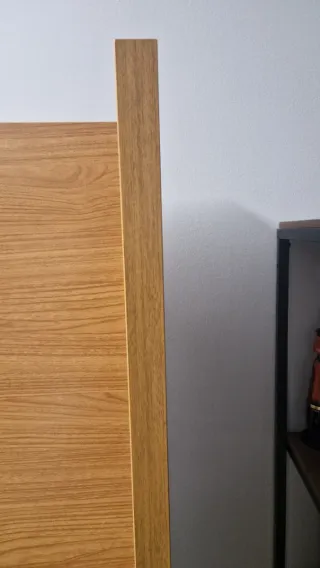 Estantería de madera color marrón