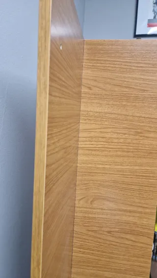 Estantería de madera color marrón