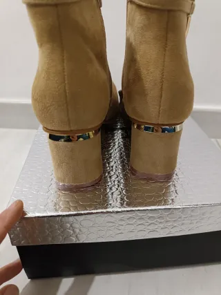 Tronchetti beige con dettagli oro