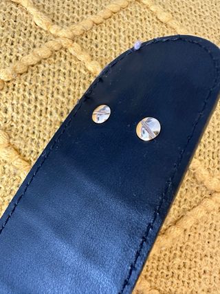 Cinturón negro con tachuelas plateadas 100% cuero