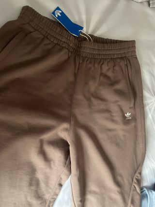Pantalón chándal Adidas marrón