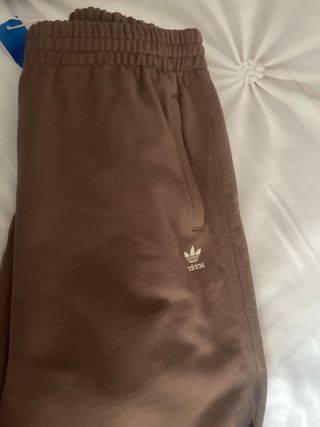 Pantalón chándal Adidas marrón
