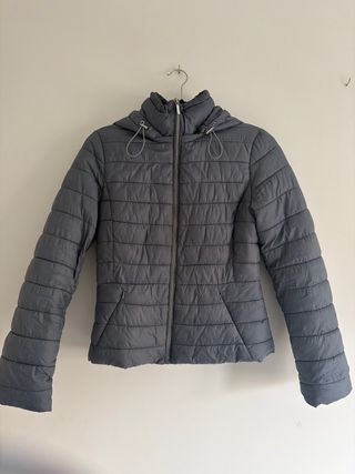 Plumífero gris con capucha