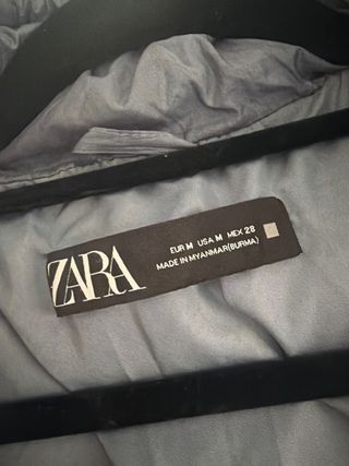 Plumífero gris con capucha