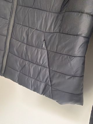 Plumífero gris con capucha