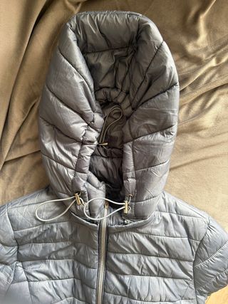 Plumífero gris con capucha