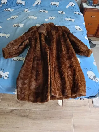 Abrigo de piel marrón