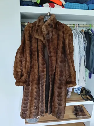 Abrigo de piel marrón