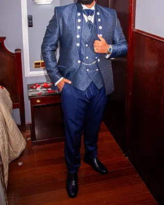 Traje de novio azul con detalles plateados
