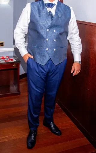 Traje de novio azul con detalles plateados