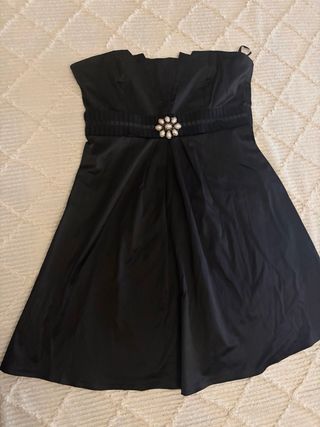 Vestido negro strapless con pedrería