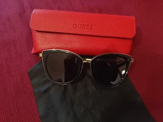 Occhiali da sole Guess neri e rossi