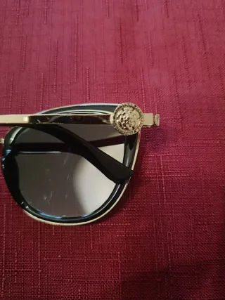 Occhiali da sole Guess neri e rossi