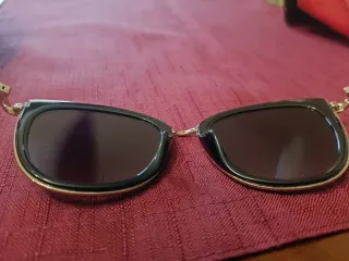 Occhiali da sole Guess neri e rossi