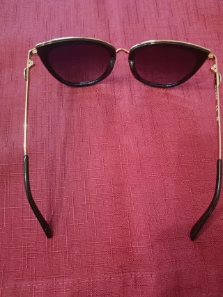 Occhiali da sole Guess neri e rossi