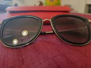 Occhiali da sole Guess neri e rossi