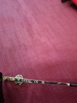 Occhiali da sole Guess neri e rossi