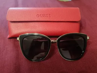 Occhiali da sole Guess neri e rossi