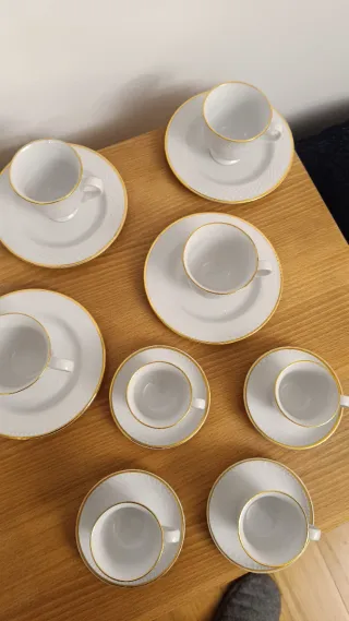 Conjunto de 8 chávenas de porcelana com dourado
