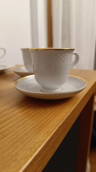 Conjunto de 8 chávenas de porcelana com dourado