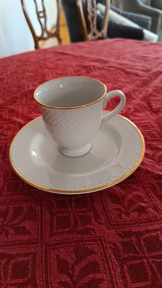 Conjunto de 8 chávenas de porcelana com dourado