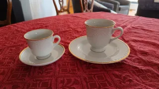 Conjunto de 8 chávenas de porcelana com dourado