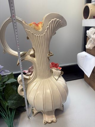 Jarrón de porcelana blanco con flores