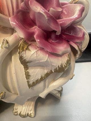 Jarrón de porcelana blanco con flores