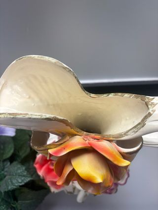 Jarrón de porcelana blanco con flores