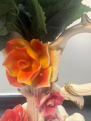 Jarrón de porcelana blanco con flores