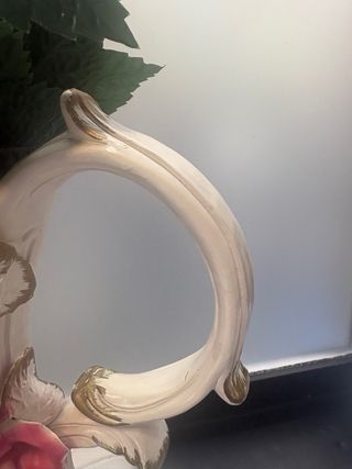 Jarrón de porcelana blanco con flores