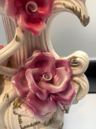 Jarrón de porcelana blanco con flores