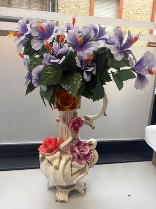 Jarrón de porcelana blanco con flores