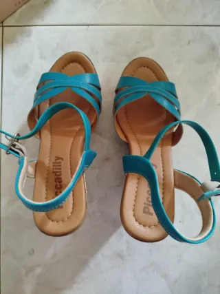 Sandálias Piccadilly salto cunha N37, novas