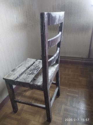 Silla de madera antigua