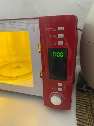 Microondas Candy 700W 20L Rojo