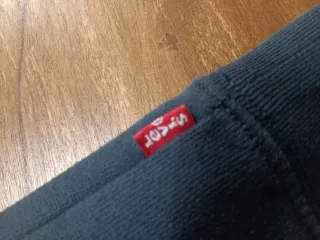 Felpa Levi's nera con logo rosso