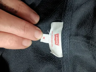 Felpa Levi's nera con logo rosso