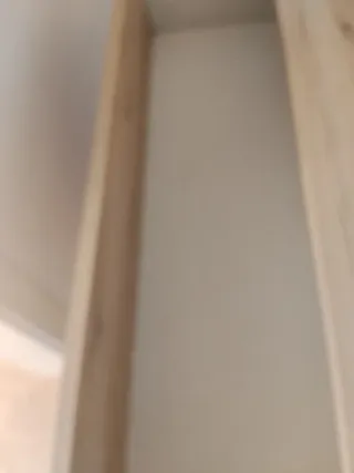 Cómoda de madera color beige y marrón