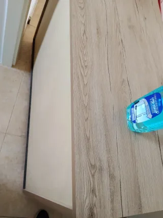 Cómoda de madera color beige y marrón