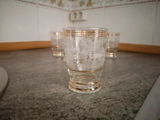 Juego de 6 vasos de cristal con detalles dorados