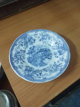 Plato de cerámica azul y blanco