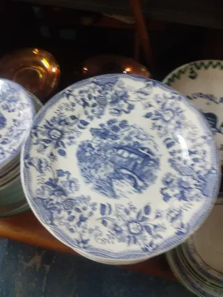 Plato de cerámica azul y blanco