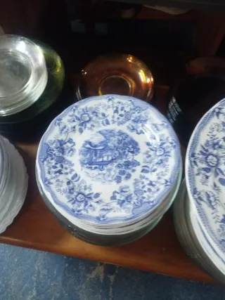 Plato de cerámica azul y blanco