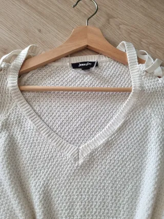 Jersey color crema con tiras en hombros Talla xs