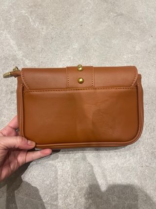 Bolso marrón con cadena dorada