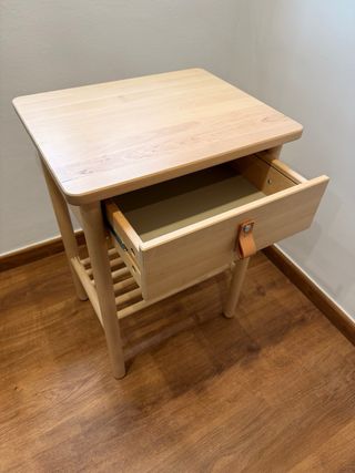 Mesa de noche de madera con cajón