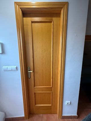 Conjunto de puertas de madera nuevas